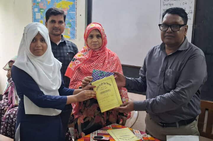 সাপাহারে শিক্ষার্থীদের মাঝে পুরস্কার বিতরণ ও আলোচনা সভা