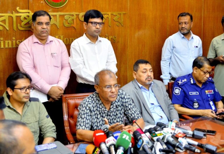 রাজনৈতিক দলের নেতাকর্মীদের অবৈধ সুবিধা দিলেই পুলিশের বিরুদ্ধে ব্যবস্থা- স্বরাষ্ট্র উপদেষ্টা