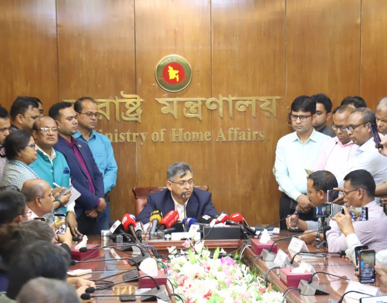 পুলিশের কাজে অবৈধভাবে কেউ বাধা দিতে পারবে না- স্বরাষ্ট্রমন্ত্রী