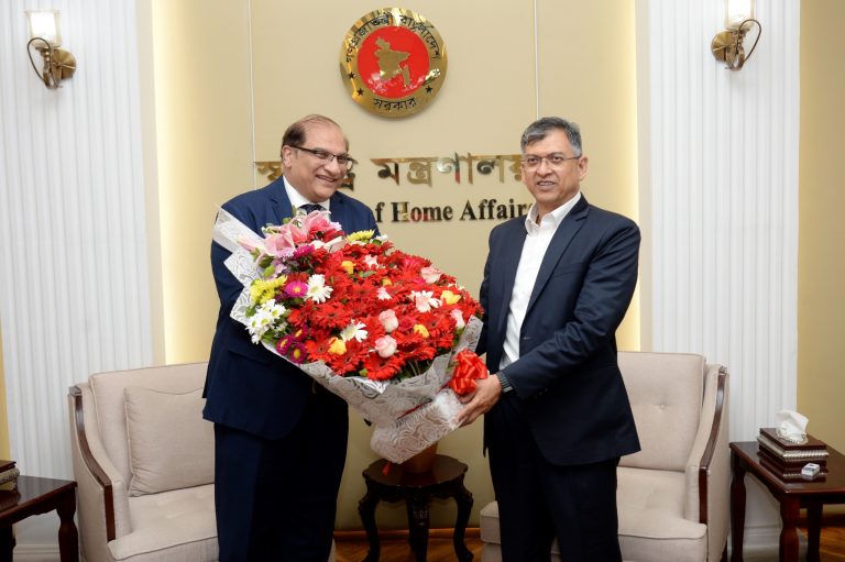 স্বরাষ্ট্রমন্ত্রীর সঙ্গে পাকিস্তানের হাইকমিশনারের সৌজন্য সাক্ষাৎ