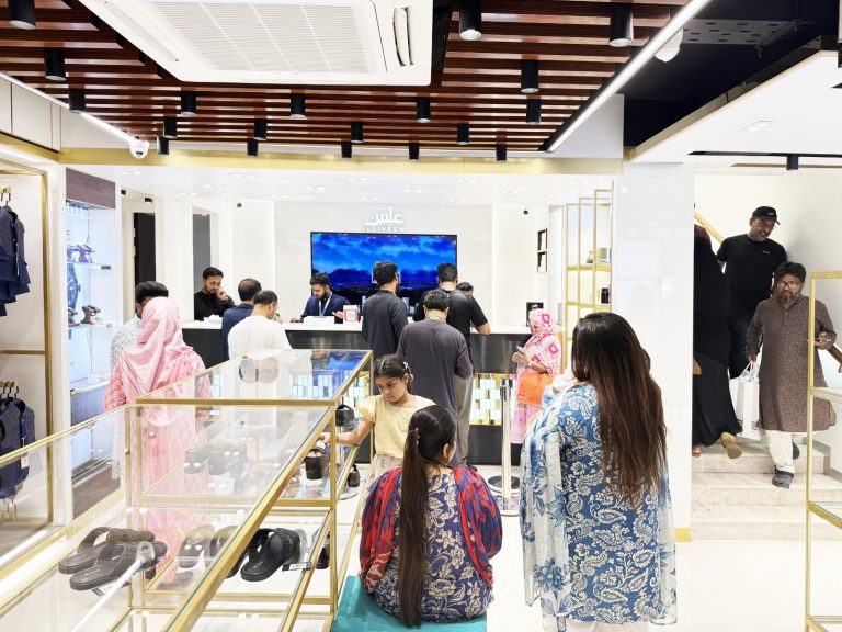 উৎসবমুখর পরিবেশে দক্ষিণ বনশ্রীতে চলছে ইল্লিয়ীন ফ্ল্যাগশিপ স্টোরের ‘গ্র্যান্ড ওপেনিং’ উৎসব