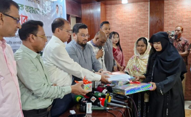 দীঘিনালার বোয়ালখালীতে অগ্নিকাণ্ডে ক্ষতিগ্রস্ত পরিবারের পাশে পার্বত্য মন্ত্রী