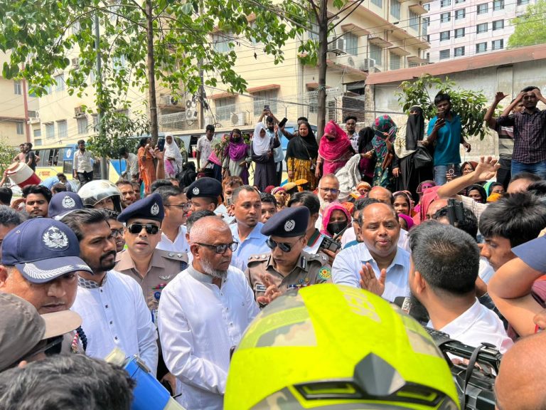 শ্রমমন্ত্রীর হস্তক্ষেপে অবরোধ প্রত্যাহার শ্রমিকদের