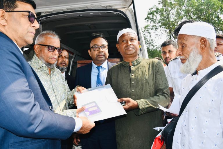 মধ্যপ্রাচ্যে নিহত প্রবাসী আব্দুল্লাহর মরদেহ গ্রহণ করলেন প্রবাসী কল্যাণ মন্ত্রী