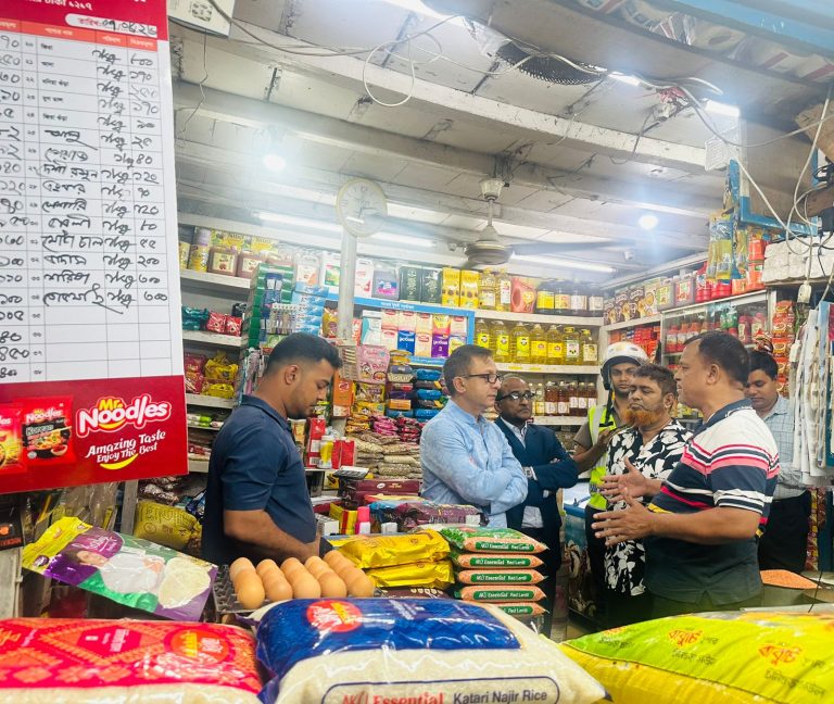 বাণিজ্যমন্ত্রীর আকস্মিক বাজার পরিদর্শন