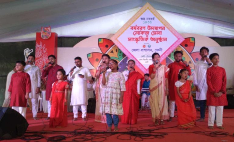 ফেনী লোকজ মেলায় আলাপন’র “চৌদ্দশ তেত্রিশ” কবিতায় মুগ্ধ দর্শক-শ্রোতারা