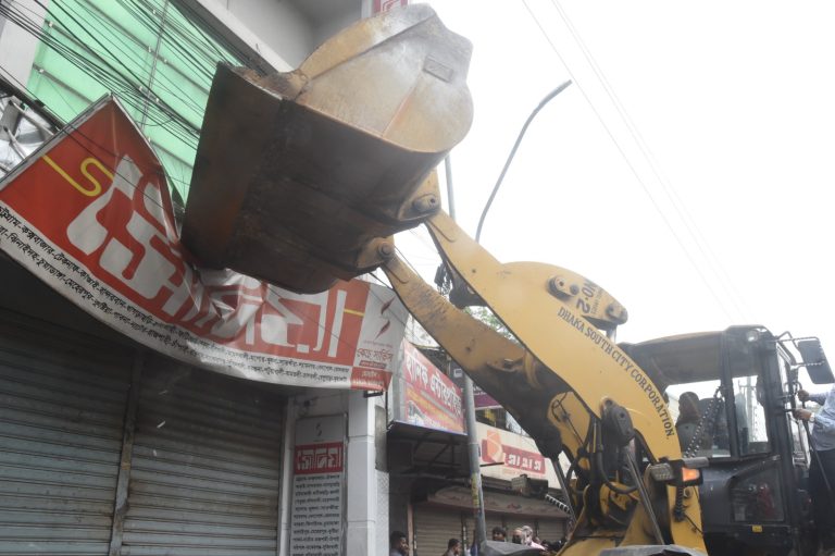 সায়েদাবাদে ২৪০টি অবৈধ বাস কাউন্টার উচ্ছেদ