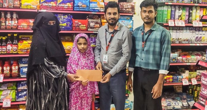 শিক্ষা ও জীবনের সহায়তায় সামিয়ার হাতে চেক তুলে দিল স্বপ্ন