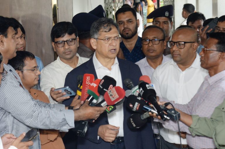 ভালো কাজের জন্য পুরস্কার ও গাফিলতিতে তিরস্কার : স্বরাষ্ট্রমন্ত্রী